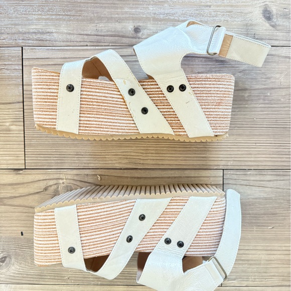 White Platform Sandals for Women - Picture 3 of 6